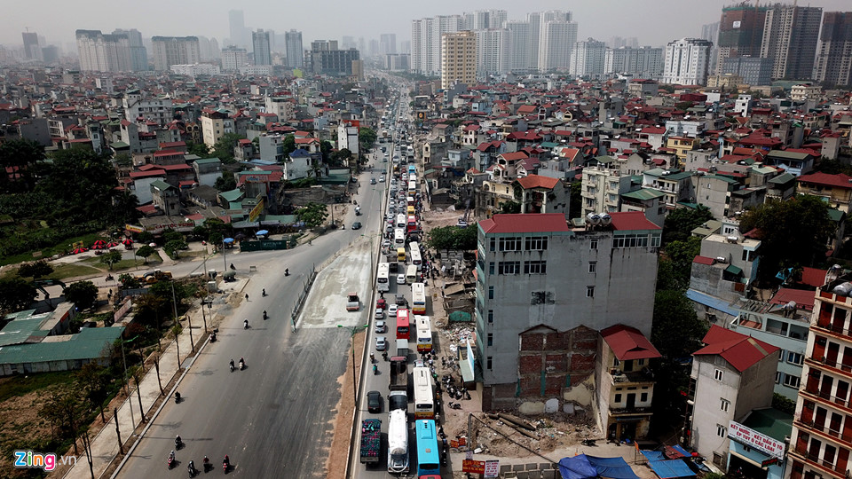 Ôtô xếp hàng dài 1 km trên đường từ Nội Bài vào nội đô